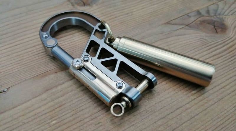 Titanium carabiner from EDC Apparatus
